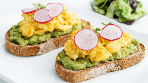 Toasts à l'avocat et aux œufs avec radis
