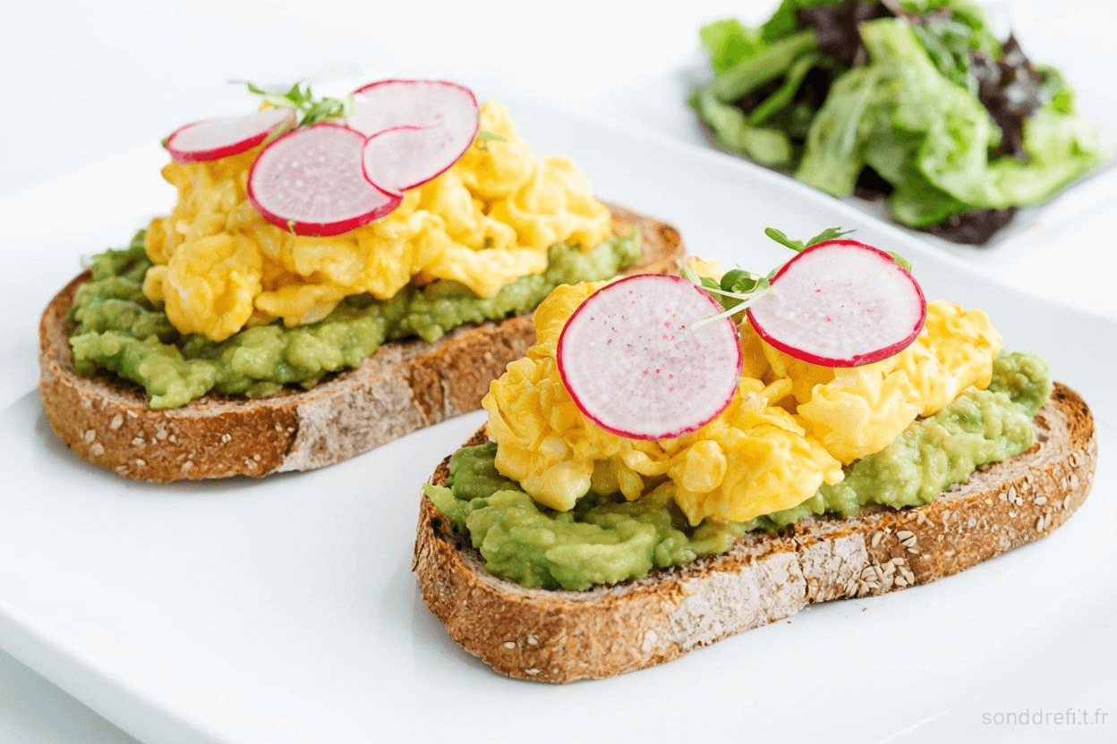 Toasts à l'avocat et aux œufs avec radis