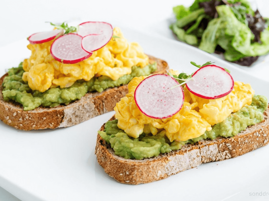 Toasts à l'avocat et aux œufs avec radis